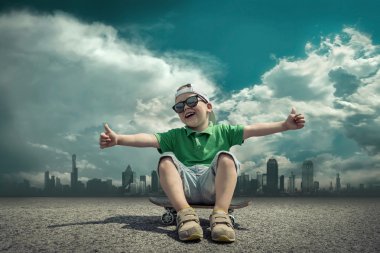 kaykay ile şirin çocuk