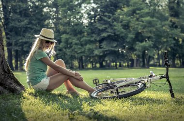 Onun Bisiklet oturan kadın