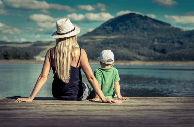 Anne ve oğul iskelede