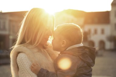 Mutlu anne ve oğlu Caddesi üzerinde