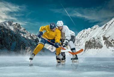 on Ice buz hokeyi oyuncuları.