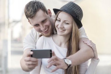 Turistik çift modile telefonda çekim