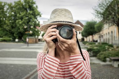 kadın sokakta kamera ile