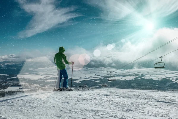 Лыжники остаются на вершине горы — стоковое фото