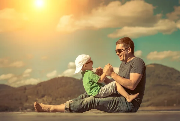 Glücklicher Vater und Sohn auf dem Pier — Stockfoto