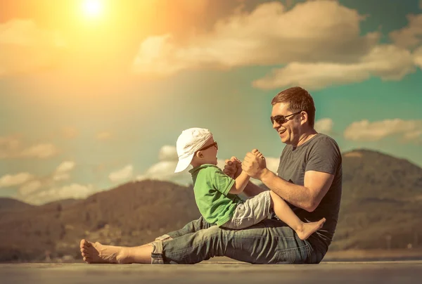 Buon padre e figlio sul molo — Foto Stock