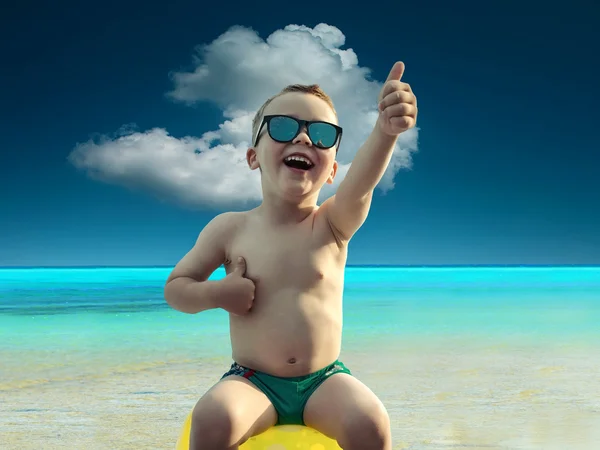 Enfant en lunettes de soleil amusant près de l'eau — Photo