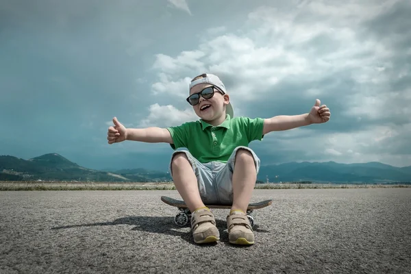 Bonito criança com skate — Fotografia de Stock