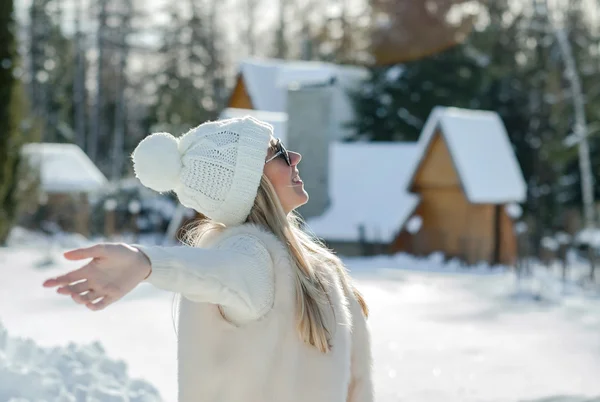 Feliz hembra cerca de la villa de invierno — Foto de Stock