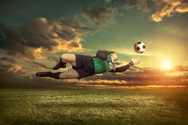 Voetbalspeler met bal in actie — Stockfoto