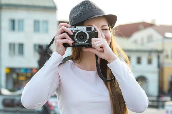 Turysta z aparatu fotograficznego — Zdjęcie stockowe