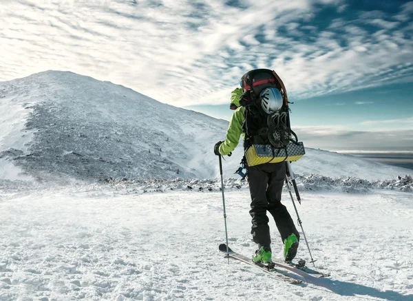 Homem com mochila nas montanhas — Fotografia de Stock