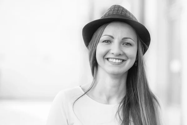 Молодая улыбающаяся женщина в шляпе — стоковое фото