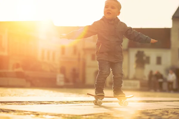 Kind mit Skateboard auf der Straße — Stockfoto