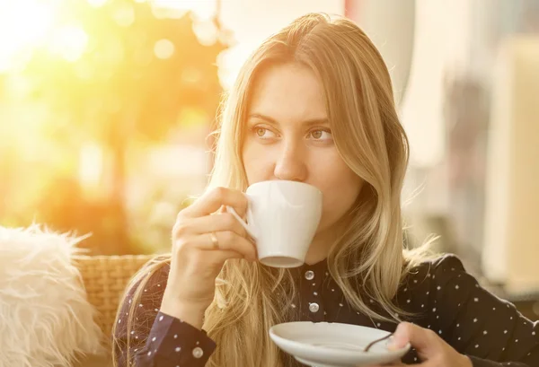 Kvinna med kaffe på café — Stockfoto