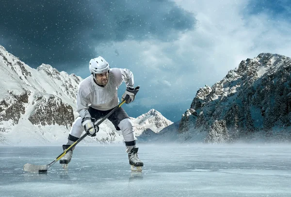 Jugador de hockey sobre hielo en acción — Foto de Stock