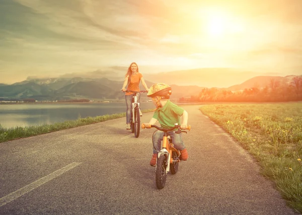 Moeder en zoon op de fietsen — Stockfoto