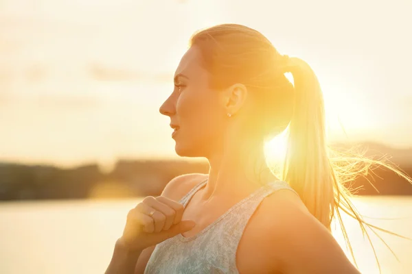 Mujer corriendo bajo la luz del sol — Foto de Stock