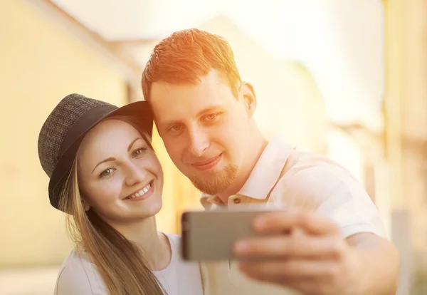 Touristenpaar schießt mit dem Handy — Stockfoto