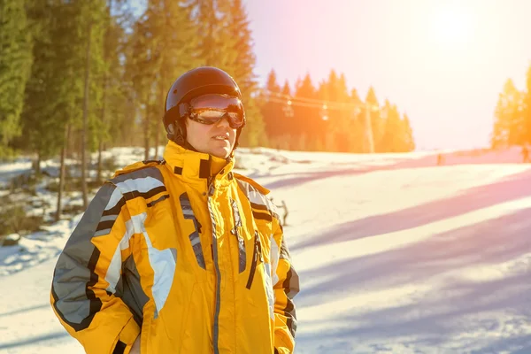 Uomo con casco e occhiali — Foto Stock