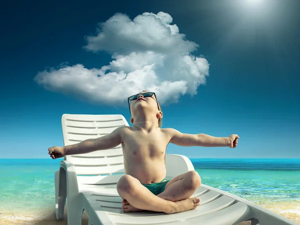 Bambino in occhiali da sole divertimento vicino all'acqua — Foto Stock