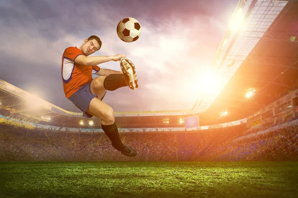 Jogador de futebol com bola em campo — Fotografia de Stock