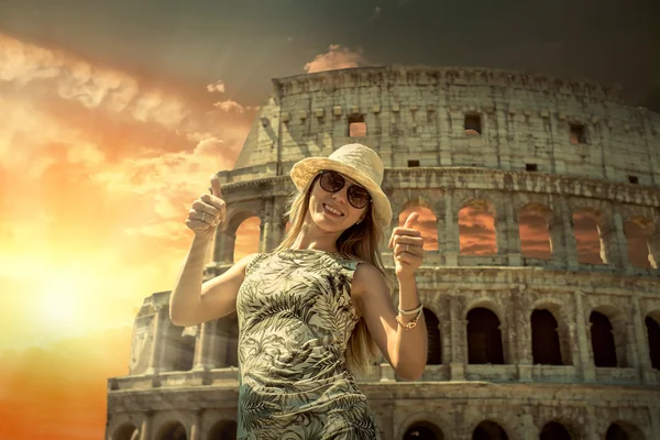 Glædelig kvindelig turist i Rom . - Stock-foto