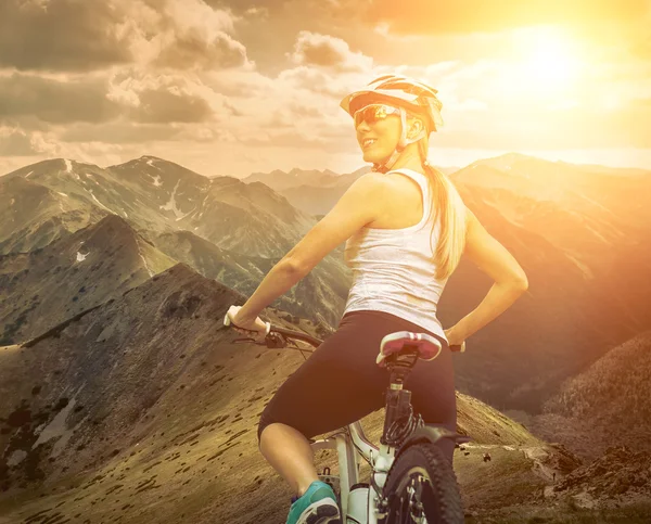 Mulher no capacete na bicicleta — Fotografia de Stock