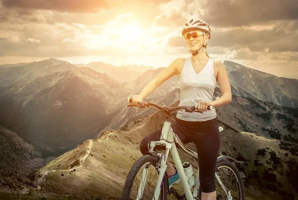 Belle femme à vélo — Photo