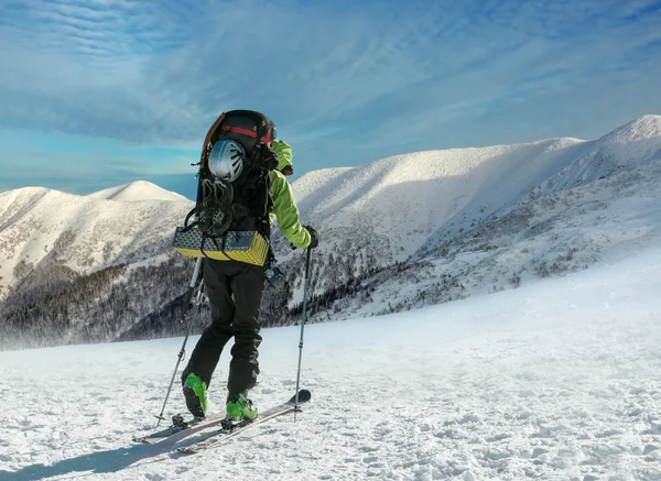 Man met rugzak in ski — Stockfoto