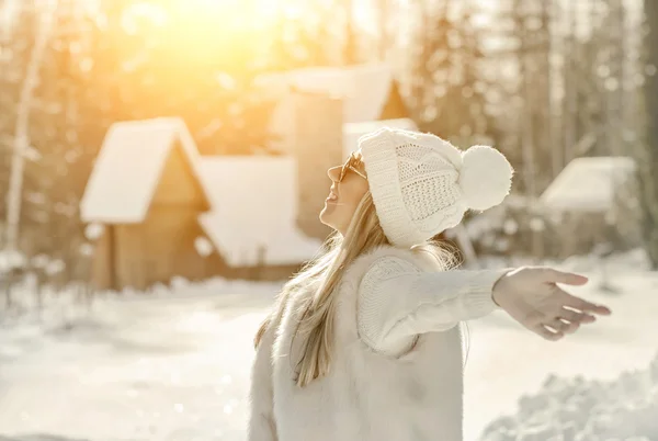 Feliz hembra cerca de la villa de invierno —  Fotos de Stock