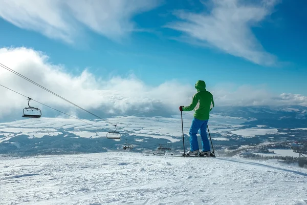 Kayakçı adlı dağ tepe üzerinde — Stok fotoğraf