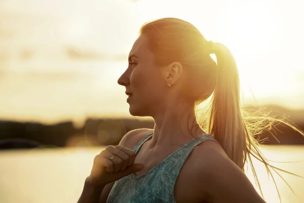 Mujer corriendo bajo la luz del sol — Foto de Stock