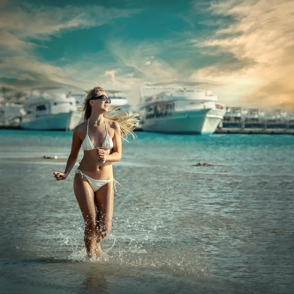 Lycklig kvinna kör på stranden — Stockfoto