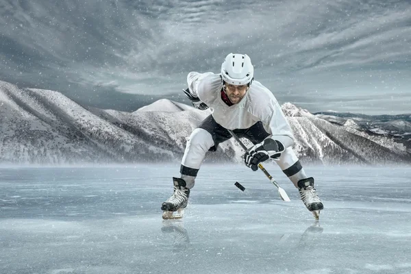 Giocatore di hockey su ghiaccio sul ghiaccio — Foto Stock