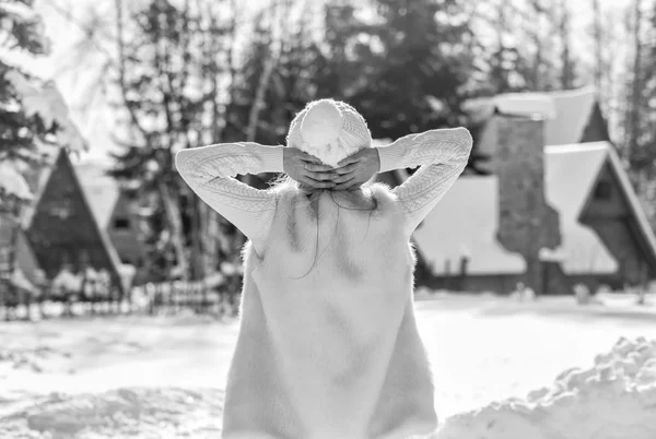 Szczęśliwa kobieta w pobliżu villa zima — Zdjęcie stockowe