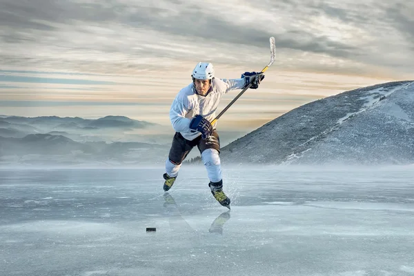 Ijshockeyspeler op het ijs — Stockfoto