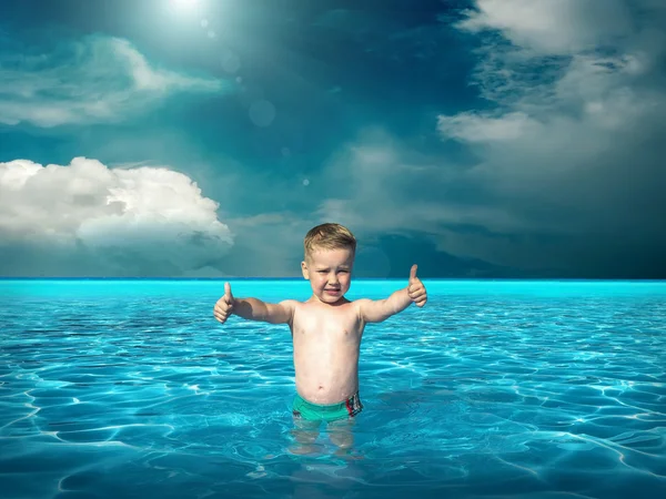 Dítě ve vodě pod sluneční světlo — Stock fotografie