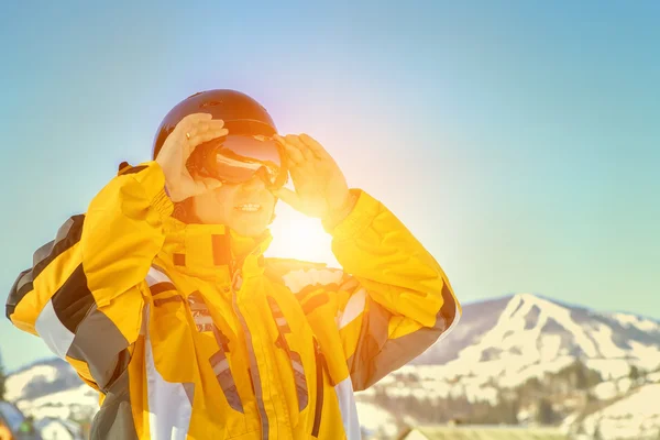 Uomo con casco e occhiali — Foto Stock