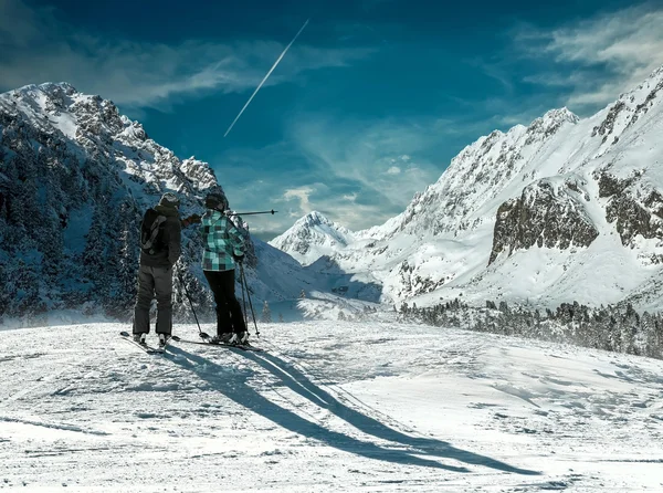 Skiërs paar in winter bergen — Stockfoto