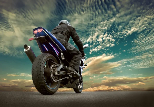 Adam koltuk üstünde motosiklet — Stok fotoğraf