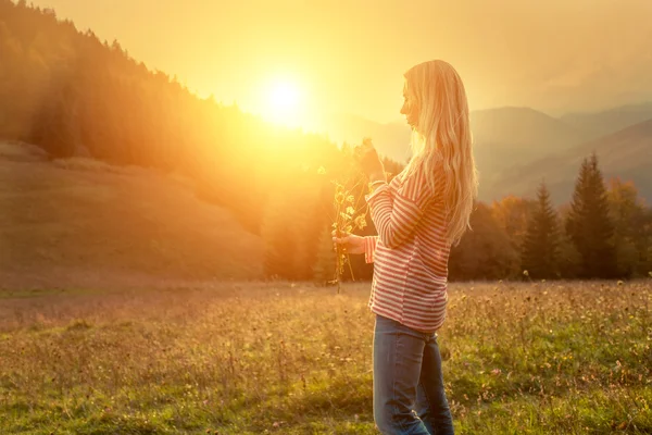 Gelukkige vrouw verblijf buiten — Stockfoto