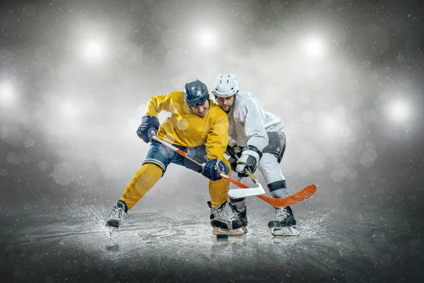 Jugadores de hockey sobre hielo en acción — Foto de Stock