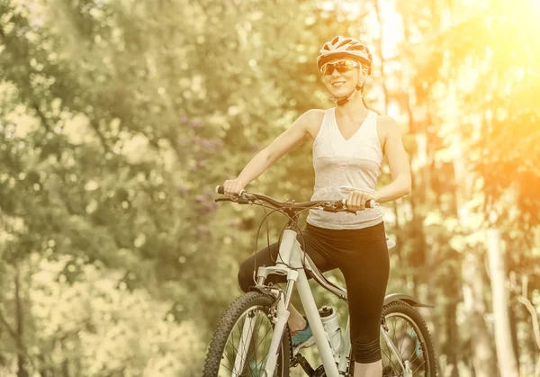 Vacker kvinna på cykel — Stockfoto