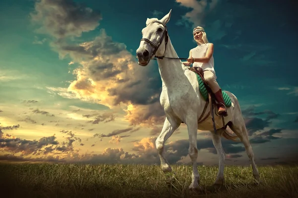 年轻的女骑士骑着匹马 — 图库照片