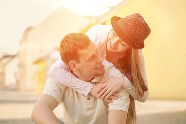 Sourire couple heureux dans la rue . — Photo