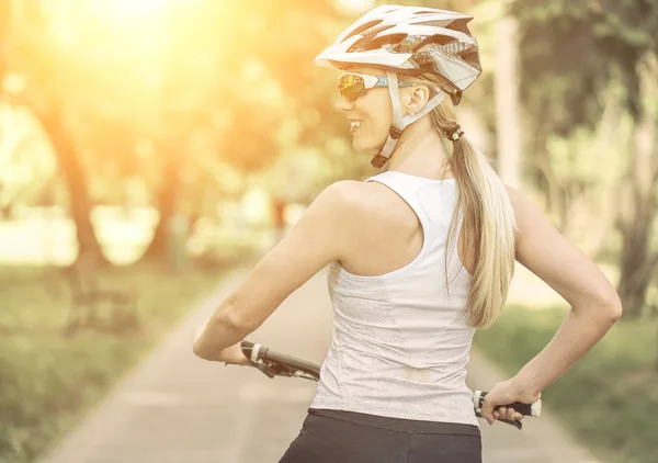 Kobieta w kask na rower — Zdjęcie stockowe