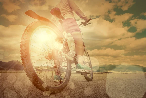 Bisiklet üzerinde güzel kadın kalmak — Stok fotoğraf