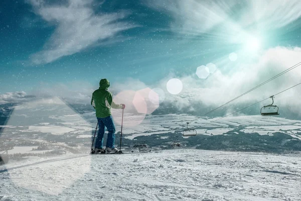 Kayakçı adlı dağ tepe üzerinde — Stok fotoğraf