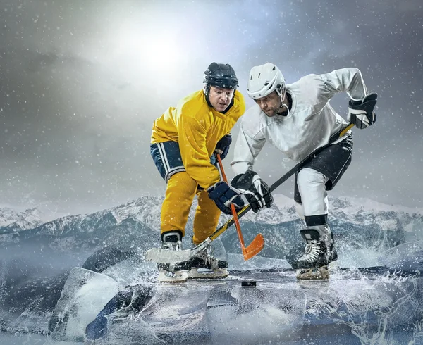 Jugadores de hockey sobre hielo en el hielo — Foto de Stock